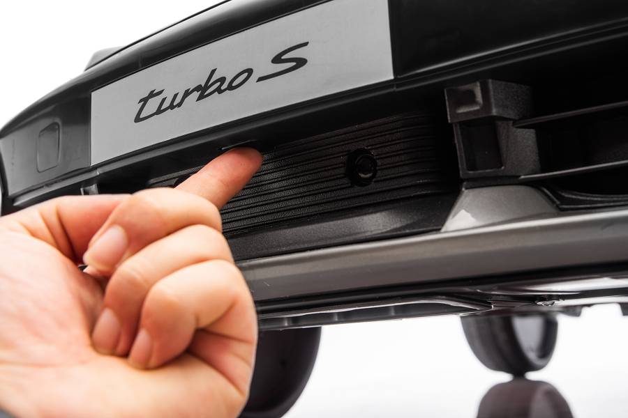 Elektro Kinderfahrzeug „Porsche Taycan Turbo S“ – Lizenziert – 24V Akku, 2,4Ghz FB, MP3+Ledersitz+EVA 19 Elektro Kinderfahrzeug „Porsche Taycan Turbo S“ – Lizenziert – 24V Akku, 2,4Ghz FB, MP3+Ledersitz+EVA – Bild 19