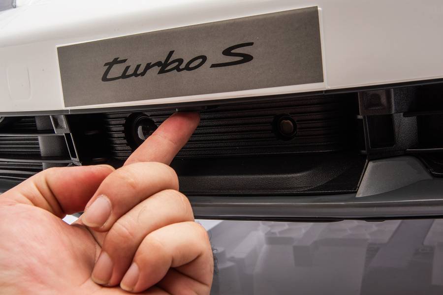 Elektro Kinderfahrzeug „Porsche Taycan Turbo S“ – Lizenziert – 24V Akku, 2,4Ghz FB, MP3+Ledersitz+EVA 31 Elektro Kinderfahrzeug „Porsche Taycan Turbo S“ – Lizenziert – 24V Akku, 2,4Ghz FB, MP3+Ledersitz+EVA – Bild 31