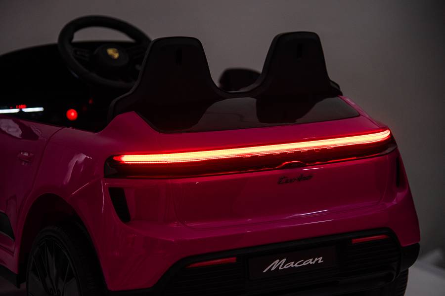 Elektro Kinderfahrzeug „Porsche Macan“ – Lizenziert – 12V10A Akku, 2,4Ghz Fernsteuerung, MP3+Leder+EVA 25 Elektro Kinderfahrzeug „Porsche Macan“ – Lizenziert – 12V10A Akku, 2,4Ghz Fernsteuerung, MP3+Leder+EVA – Bild 25