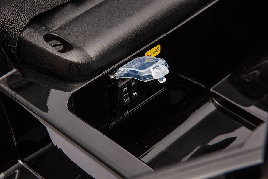 Elektro Kinderfahrzeug „Porsche Macan“ – Lizenziert – 12V10A Akku, 2,4Ghz Fernsteuerung, MP3+Leder+EVA 10 Elektro Kinderfahrzeug „Porsche Macan“ – Lizenziert – 12V10A Akku, 2,4Ghz Fernsteuerung, MP3+Leder+EVA – Bild 10